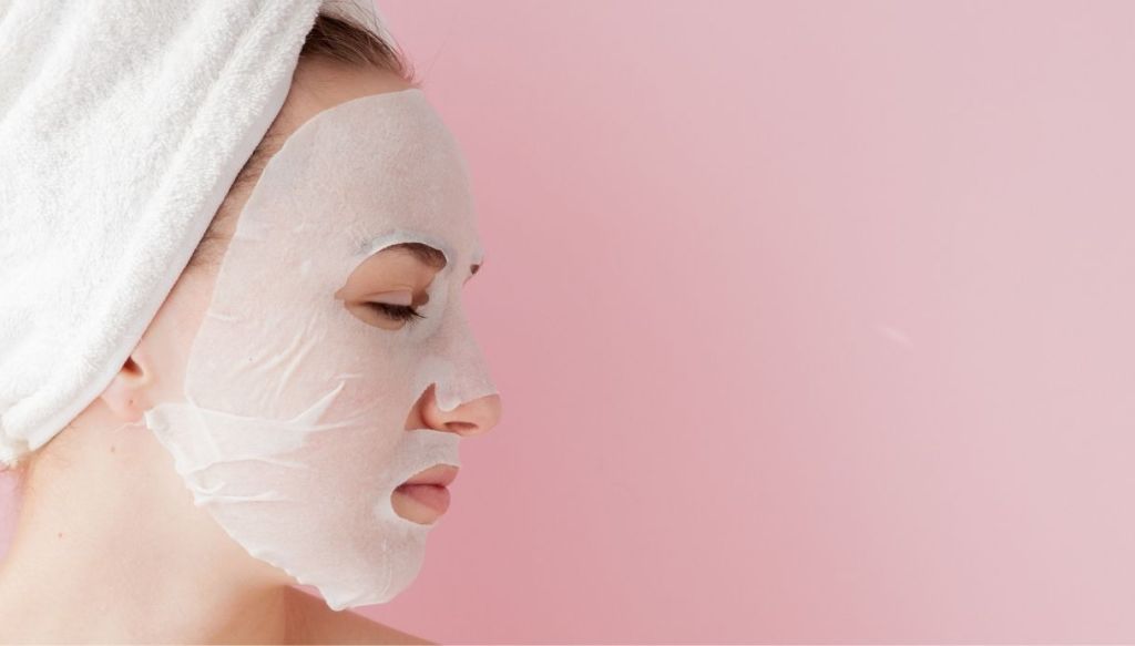 Donna con turbante maschera viso in tessuto
