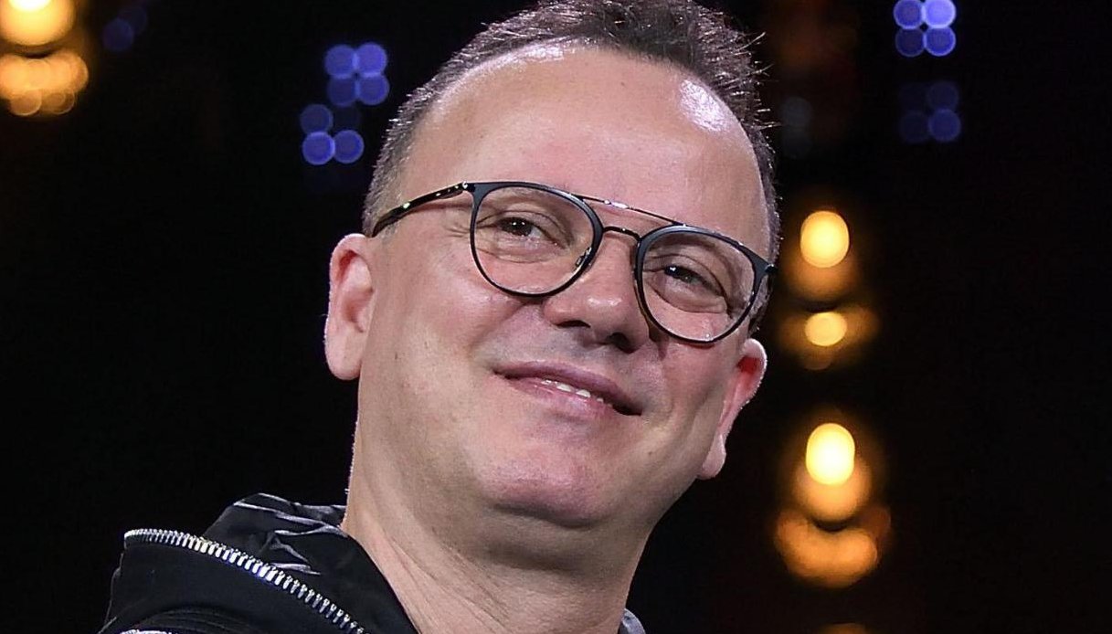 Gigi D’Alessio felice con Denise: il prezioso regalo per il quinto figlio