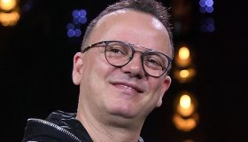 Gigi D’Alessio felice con Denise: il prezioso regalo per il quinto figlio