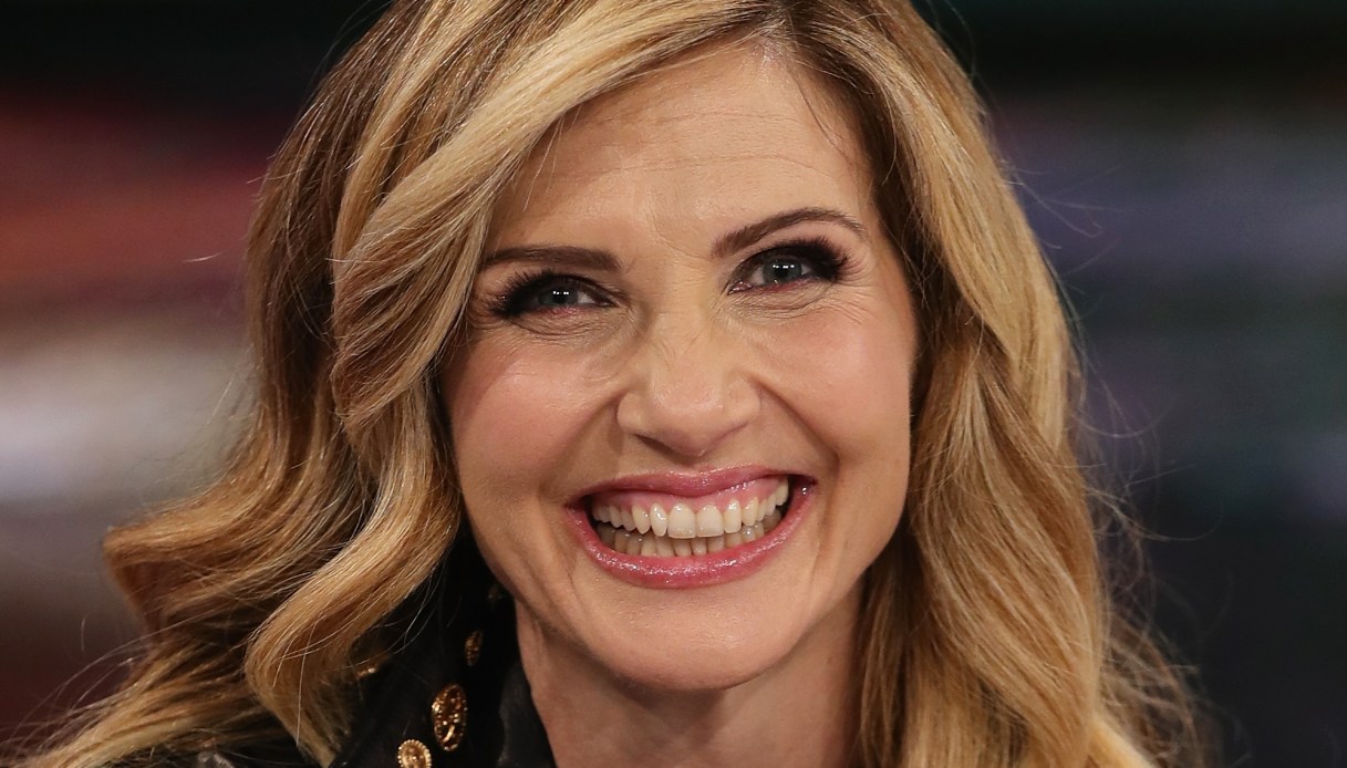 Serale di Amici: la vera sfida è tra Cuccarini e Celentano. Il giallo limone di Lorella è un must