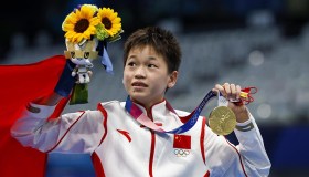 Vince l’oro alle Olimpiadi per pagare le cure alla mamma: la favola reale di Quan Hongchan