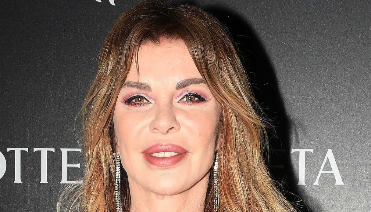 Alba Parietti, Ferragosto a Ibiza in costume bianco: a 60 anni è magnifica