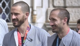 Chiellini e Bonucci, vacanze in Sardegna: teneri papà e compagni innamorati