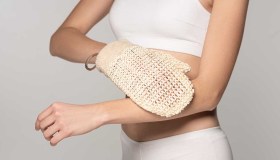 Guanto esfoliante: la soluzione perfetta (ed economica) per un’abbronzatura uniforme