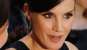 Letizia di Spagna meravigliosa: gonna blu con spacco vertiginoso e scarpe d’oro