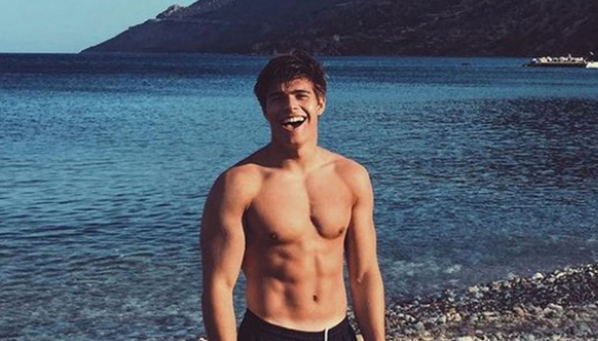 Arthur, il nipote sconosciuto della Regina che fa impazzire tutte