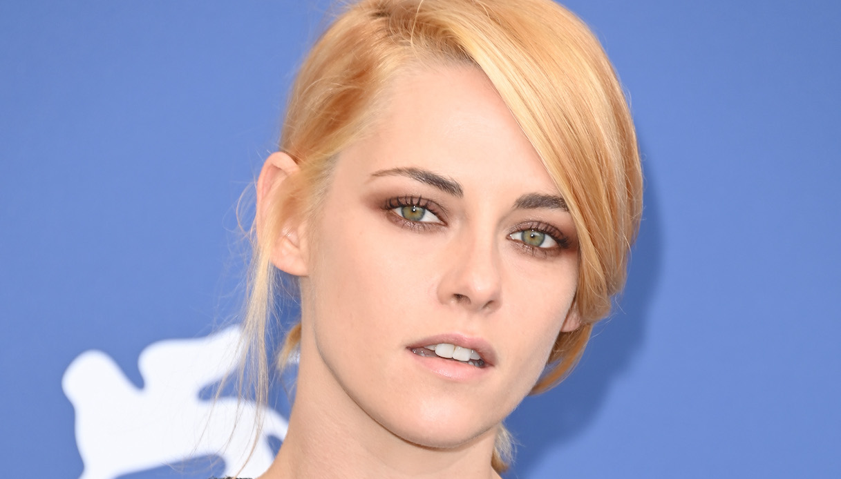 Kristen Stewart arriva a Venezia78: Lady D in shorts cortissimi