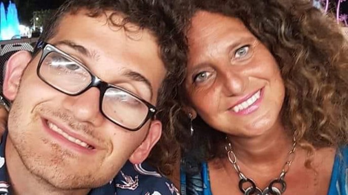 Simone non è il suo autismo e con la sua voce ci insegna a volare