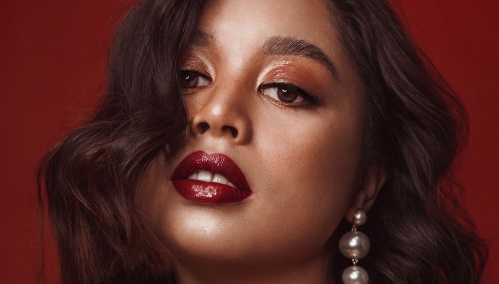 ragazza pelle scura trucco luminoso labbra carnose rosse lucide