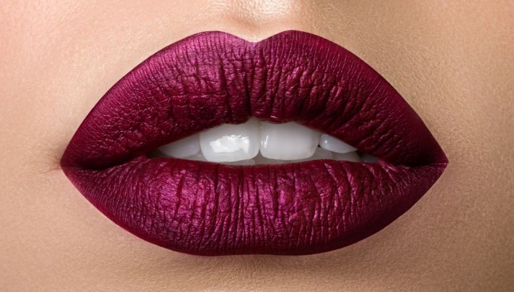 denti bianchi rossetto scuro metallizzato
