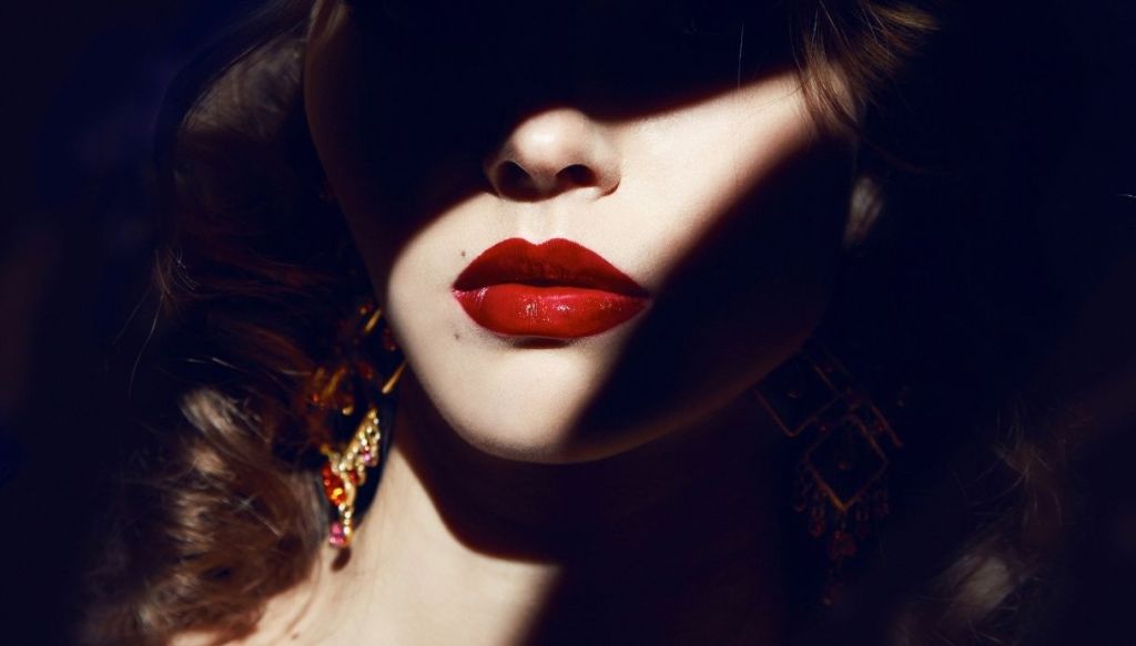 Ragazza pelle chiara labbra rosse rossetto rosso scuro