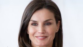 Letizia di Spagna ricicla l’abito fucsia e fa centro: elegante e di tendenza