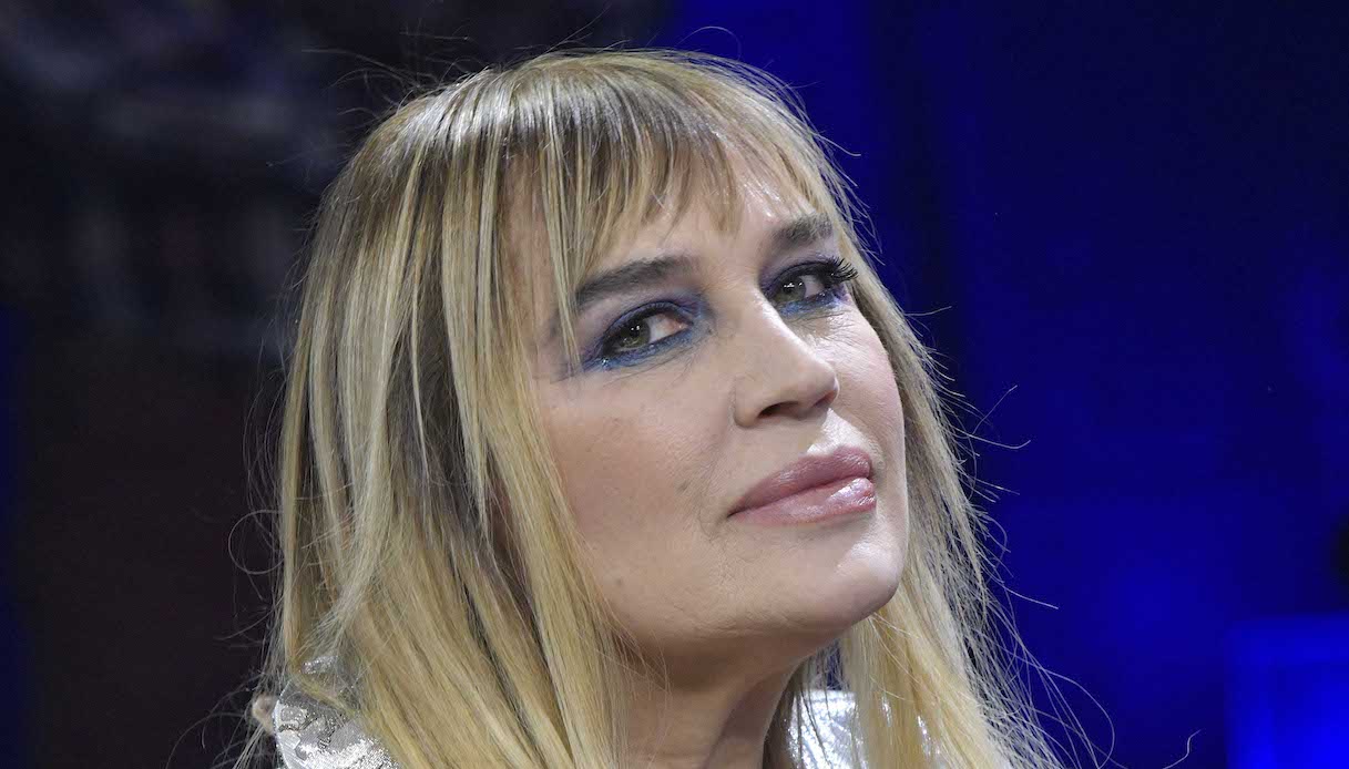 Lory Del Santo dalla Bortone: mini dress a 63 anni