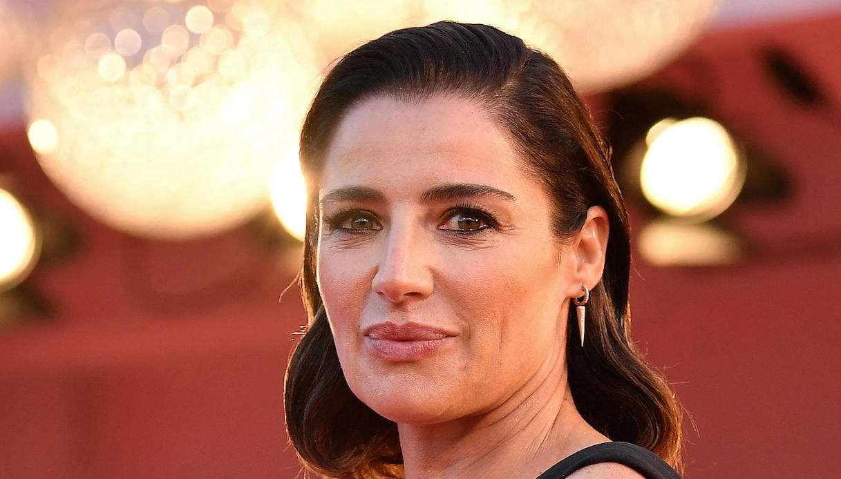 Venezia 2021: Luisa Ranieri, splendida visione in nero accanto a Luca Zingaretti