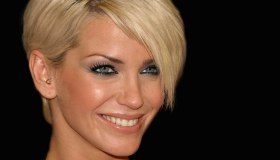 Addio a Sarah Harding, la cantante è morta a 39 anni: l’annuncio della madre