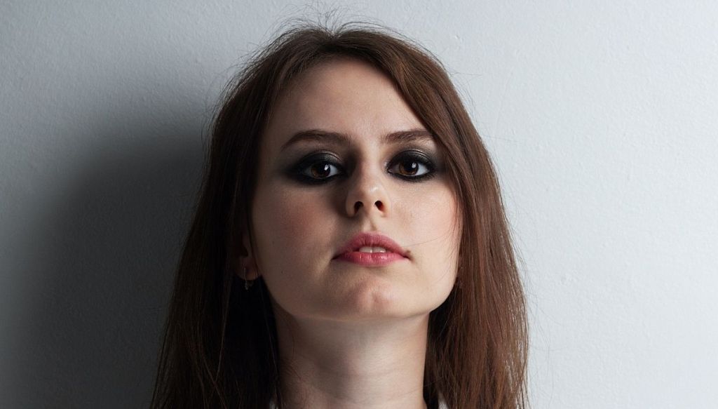 ragazza mora trucco Smokey eyes nero