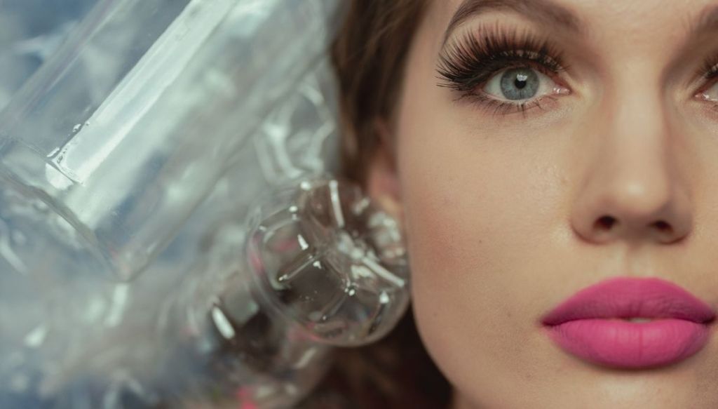 ragazza con trucco intenso labbra rosa barbie trucco ciglia finte