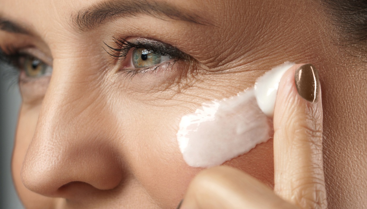 Crema contorno occhi contro i segni del tempo e di espressione