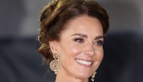 Kate Middleton in oro alla première di James Bond: è una visione