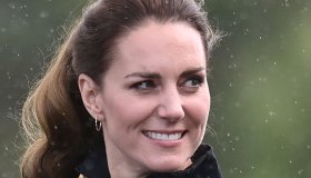 Kate Middleton, cambio di look: prima il tailleur da 1.500 euro poi la tuta