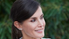 Letizia di Spagna, lo chemisier celeste disegna il corpo e svela la lingerie