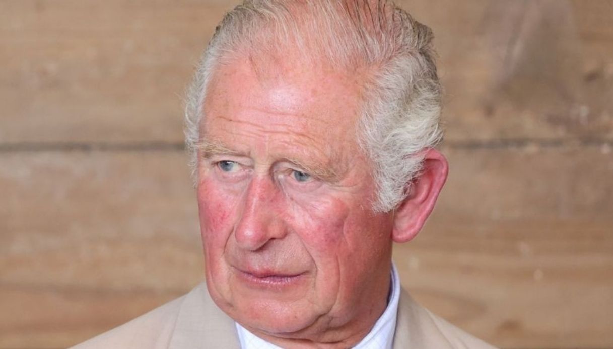 Carlo d’Inghilterra, la Corona è sempre più lontana: problemi a Corte