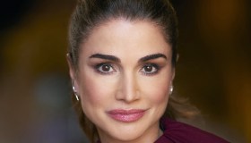 Rania di Giordania superlativa con il caftano ricamato in oro