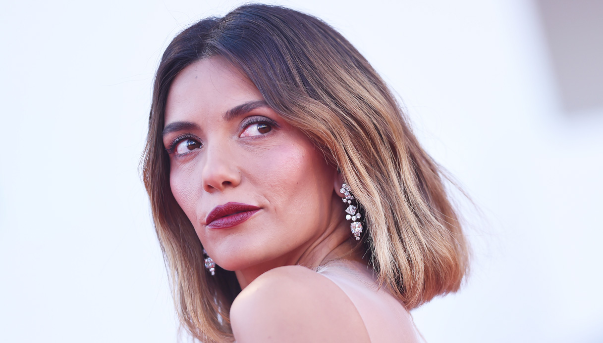 Venezia 2021, Serena Rossi: il caschetto è divino e poi conquista col top crop