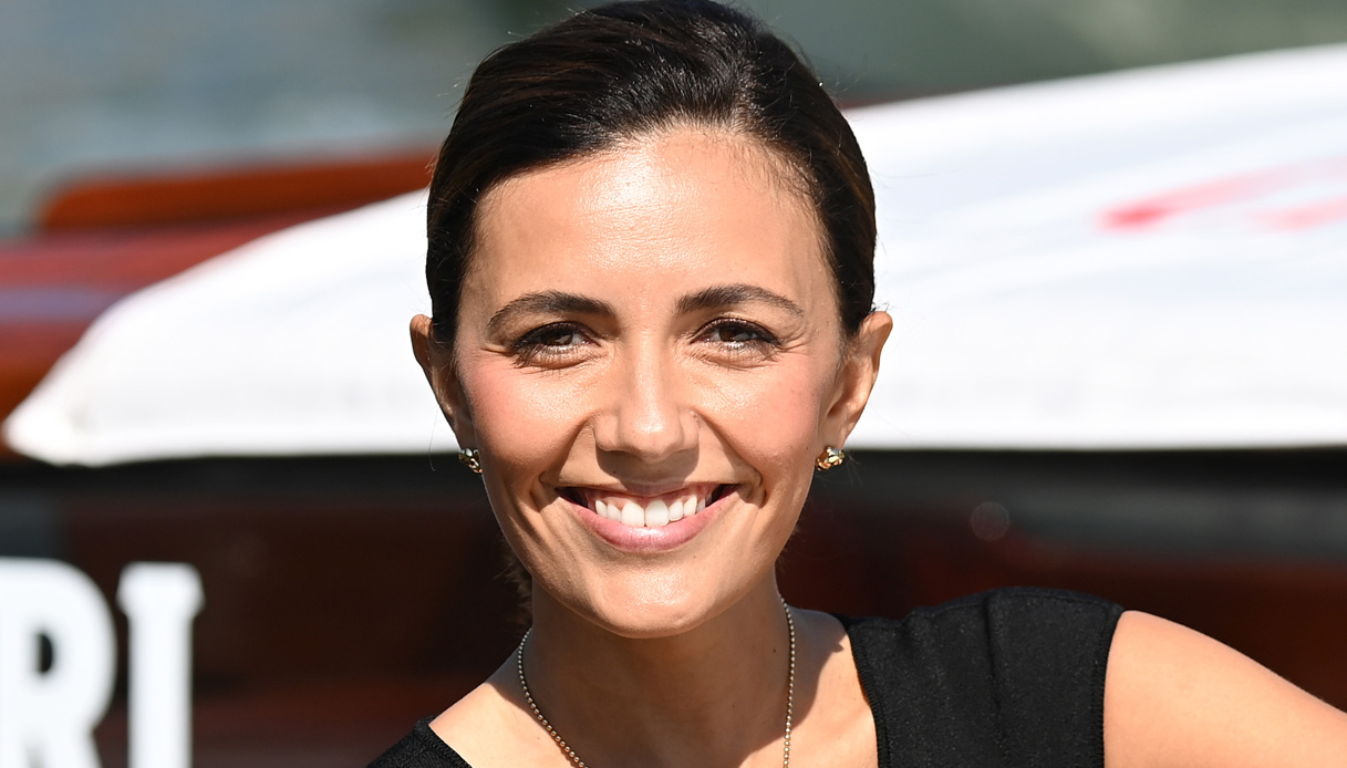 Venezia 2021: Serena Rossi, il perfetto tubino nero che sta bene a tutte