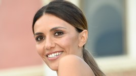 Venezia 2021, Serena Rossi in rosa seduce tra le onde. E poi sceglie il tailleur di tendenza