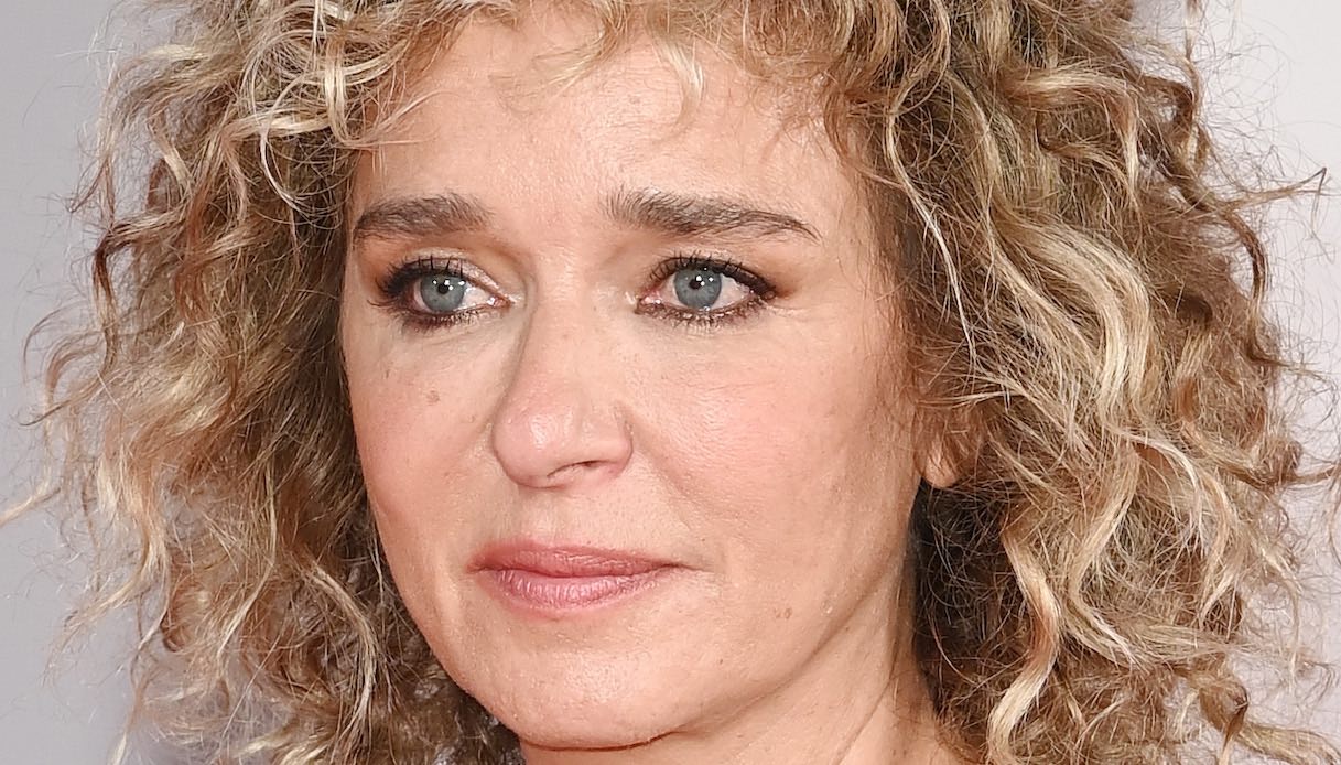 Venezia 2021, Valeria Golino: scollatura profonda ed eleganza smisurata