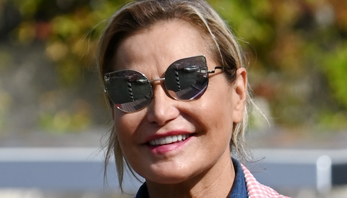 Venezia 2021, Simona Ventura ciclone al Lido in pantaloni bianchi