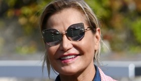 Venezia 2021, Simona Ventura ciclone al Lido in pantaloni bianchi