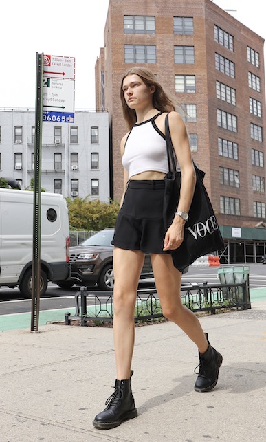 ragazza con crop top bianco e mini nera