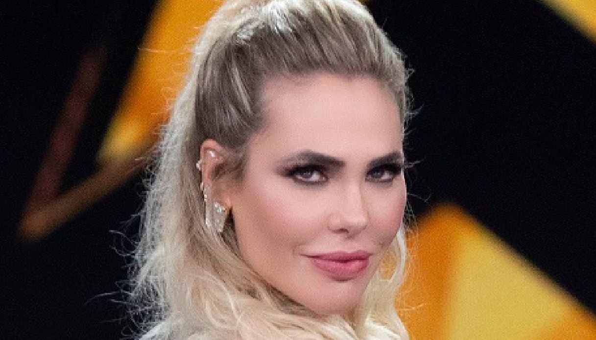 Ilary Blasi si rifugia dalla famiglia. E su Instagram rilancia il trend del leopardato