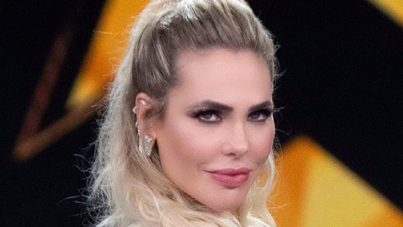 Ilary Blasi si rifugia dalla famiglia. E su Instagram rilancia il trend del leopardato