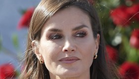 Letizia di Spagna, divina in bianco. E il segreto della sua coda perfetta costa meno di 10 euro