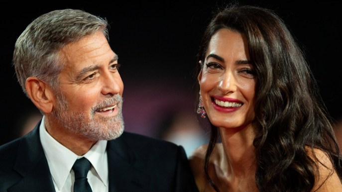 Amal Clooney divina con l’abito di paillettes e piume. E George la salva