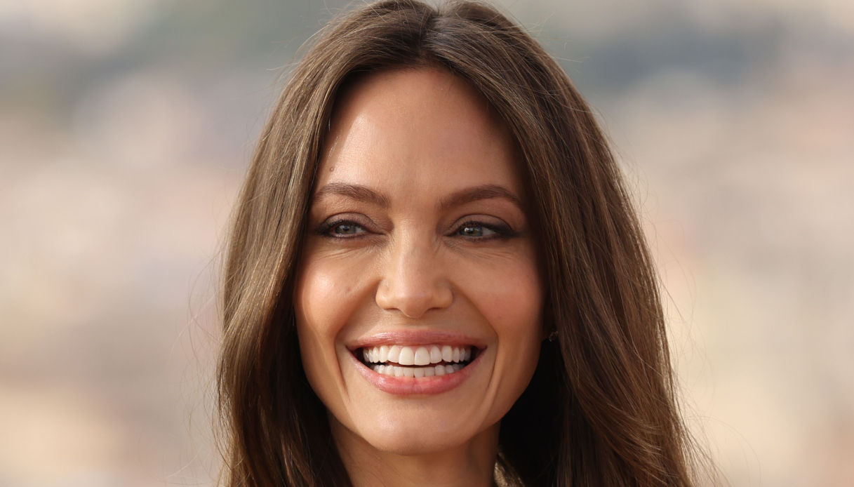 Angelina Jolie, magnetica con il look in pelle: Roma è ai suoi piedi