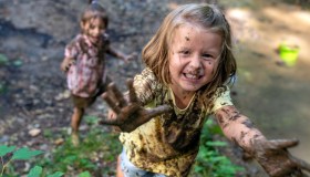 Sabbia, fango, farina e colori: lasciamo che i nostri bimbi si sporchino