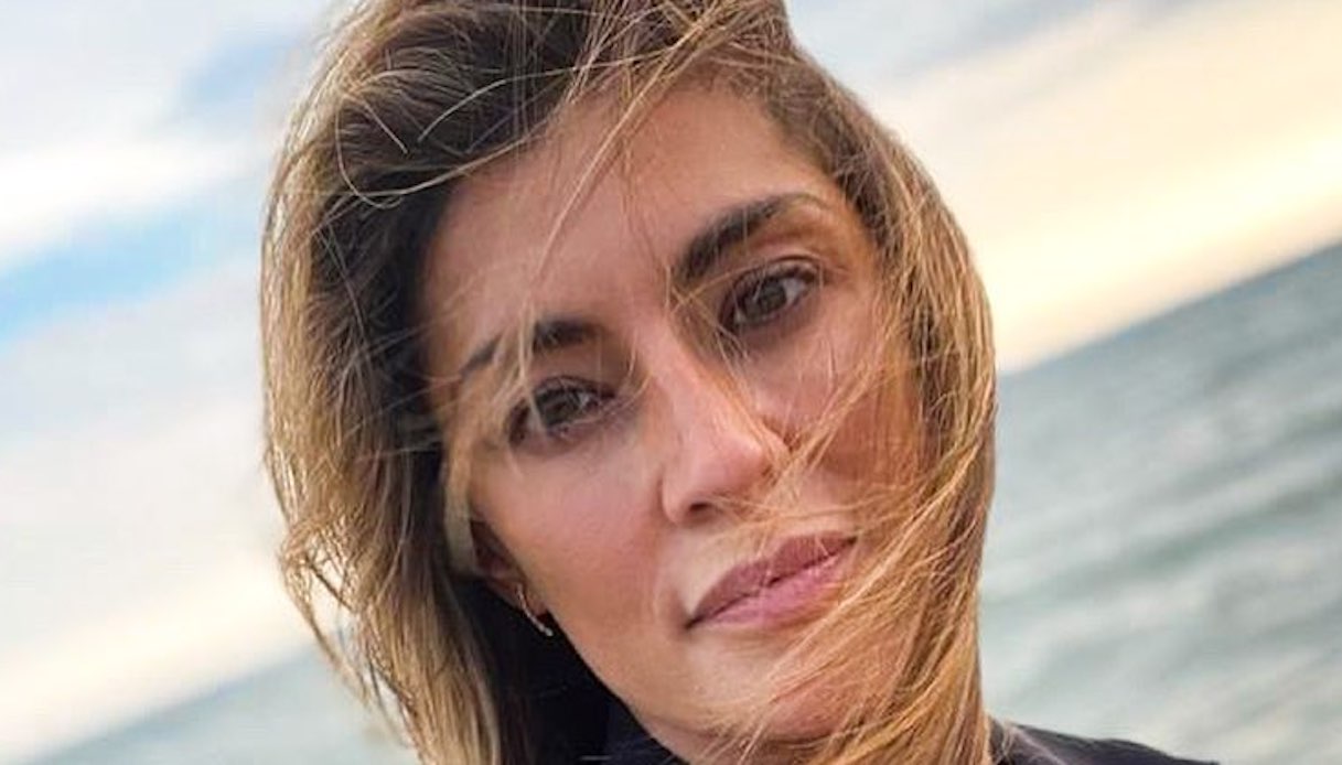Elisa Isoardi, ultimi scampoli d’estate su Instagram: in costume è splendida