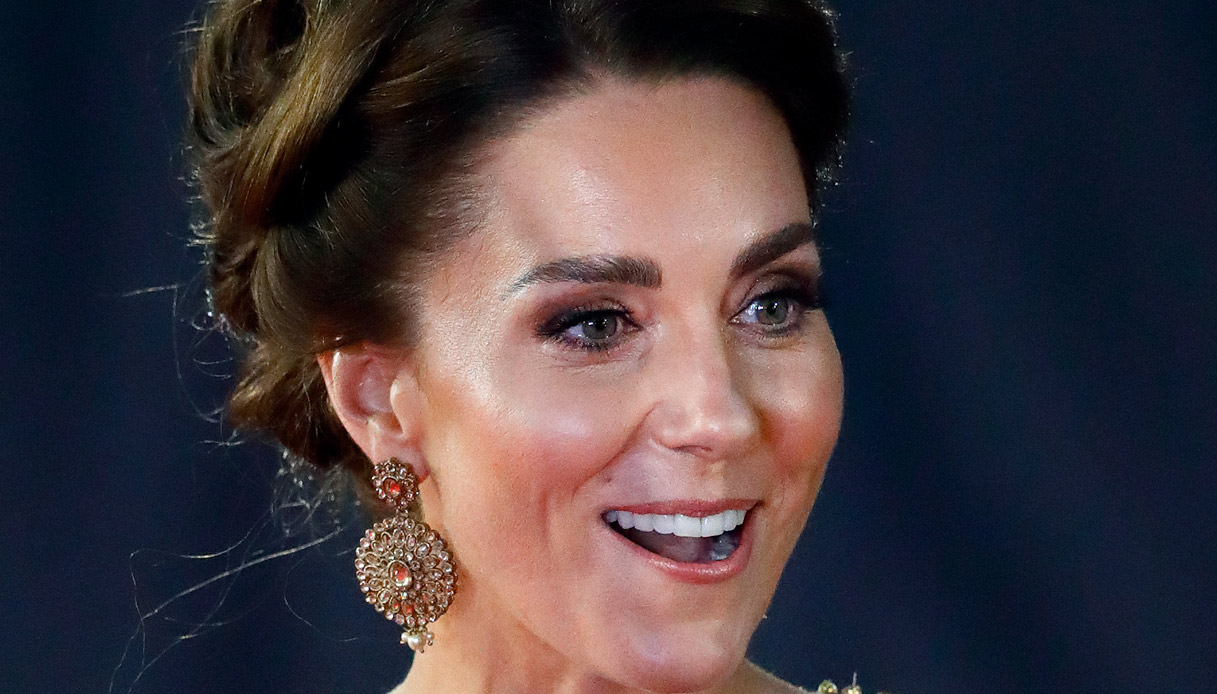 Kate Middleton, l’abito d’oro da Bond Girl è in vendita e lo puoi comprare anche tu