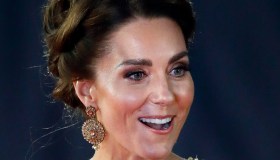 Kate Middleton, l’abito d’oro da Bond Girl è in vendita e lo puoi comprare anche tu