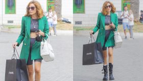 Sotto le giacche solo intimo e “ciclisti”: ora le vip si vestono così