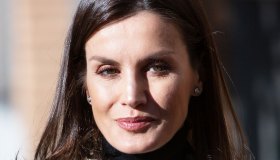 Letizia di Spagna divina con il blazer-gioiello e leggings in pelle nera