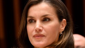 Letizia di Spagna meravigliosa con l’abito celeste. Ma alla Festa pesa un’assenza