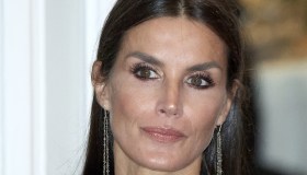 Letizia di Spagna sorprende: abito choc in rete e frange al gala