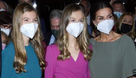 Letizia di Spagna in oro e piume. Ma Leonor in fucsia le ruba la scena