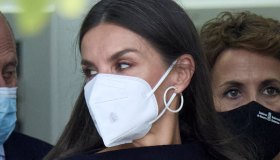 Letizia di Spagna statuaria con l’abito avvolgente da 125 euro