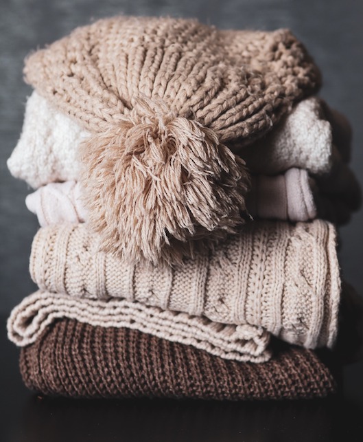 cappelli e scarpe beige e marroni